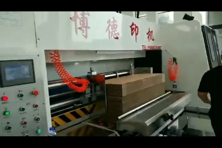 纸箱印刷圆压圆模切带免版，后面清废机视频